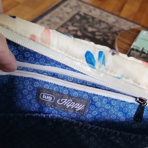 Lug Cream and Blue Shoulder Bag with Stylish Appeal - Picture 4 of 4